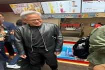 黄仁勋喝蜜雪冰城竖大拇指 胡同偶遇引发热议