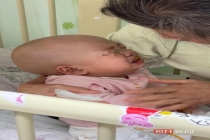 为救女儿直播跳舞男子被指好吃懒做 爱女心切不言弃