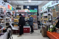 手机一按就出片 他们为啥偏要等3小时 追求慢时光的幸福感