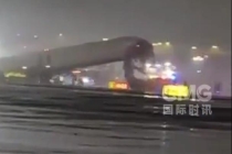 纽约机场一客机撞上地面车辆 事故致机场暂时关闭