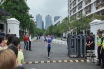 高考结束考生模仿C罗庆祝动作加油 考场外洋溢轻松氛围