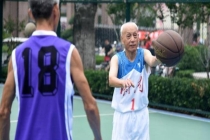 大爷高难度动作让围观年轻人自叹不如 民间高手展绝技