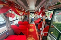 新人用公交车当婚车 费用999元 解锁浪漫新方式！