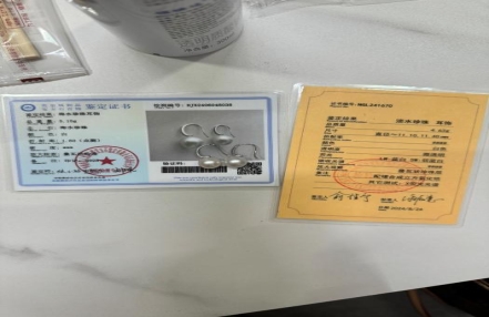 
                    珠宝直播间假证横行 如何监管珠宝鉴定证书制假乱象？
               
