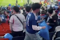 日本球迷徒手清理垃圾 网友批其作秀 素质之争引爆网络