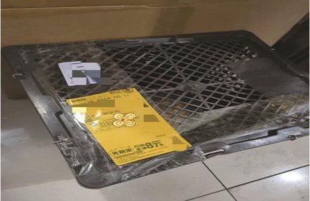 
                    网购小猫竟用塑料筐寄来 网友质疑违规寄递活体动物
               