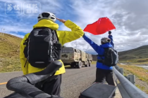 这一刻，爱国有了回响！骑行路上遇军车挥旗敬礼获鸣笛回应