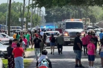 美国一辆汽车冲撞游行队伍 20多人受伤