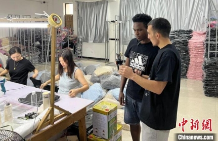 
                    “老外”搭档浙江小镇卖毛衫：把优质服装推向全世界
               