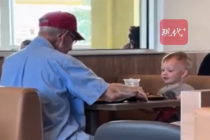 3岁小暖男主动陪孤独老人吃早餐 无数网友被这善举感动