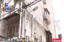 推车进棚一声“砰” 男子称小区外墙脱落差点被砸头