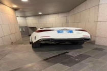 小车误入商场楼梯被卡住后续 标识争议持续发酵