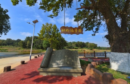 
                    巧借300年古树打造“村民议事角” 老林头把传统文化融入村庄风貌
               