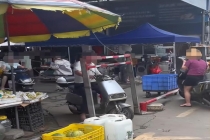 市场设一米三矮门 当地：挡电动车 引发网友热议