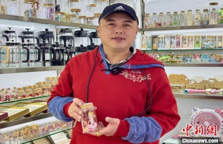 
                    “台商二代”扎根浙江义乌：一米档口“招引”亿元订单
               