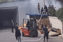 厂区废料着火 隔壁厂员工紧急扑救