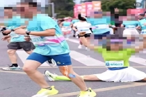 马拉松选手将大量赛道补给占为己有 违规行为遭严惩