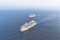 国产大型邮轮首次海上同框
