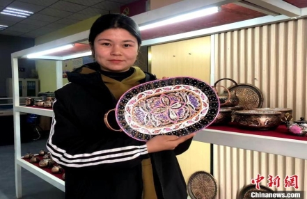 
                    新疆和田“00后”女孩传承非遗：传统铜器制作技艺焕发新生
               