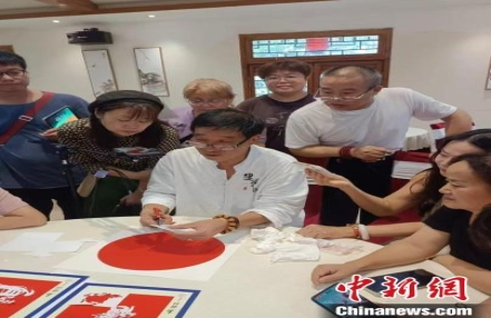 “小转折,大乾坤”的“上海花样经”直播间走出传承创新宽阔路
“小转折,大乾坤”的“上海花样经”直播间走出传承创新宽阔路