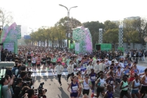 扬州半程马拉松鸣枪开跑 万名跑者竞速运河城