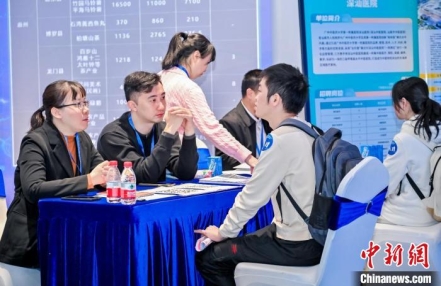 
                    广东启动招才引智活动 引导大学毕业生流向基层
               