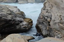 虎跳峡落水男子被卡 有人提供打捞方案 家属无奈放弃打捞