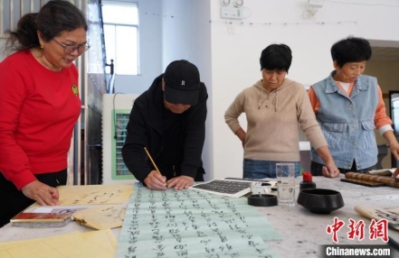 
                    （乡村行·看振兴）浙江永康夏溪村培育农民“书法家” 发展传承楹联文化
               