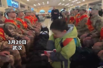 兵哥哥，请吃糖！小朋友给入伍新兵递糖太暖心