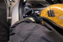 消防员从发动机舱中抓出保护动物竹鼠 斗智斗勇二十分钟