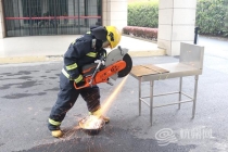 消防实验：切割火星真的会“秒燃” 警示违规作业隐患