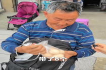 背鸡蛋大叔的妻儿已获制定诊疗方案 这个病越早治疗越好：出生后两周内开始