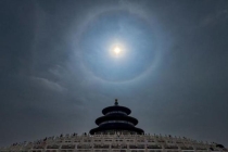 北京上空日晕伴七彩云 冰晶造就奇观