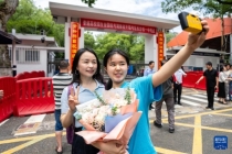 全国部分地区高考结束 考生庆祝考试完结