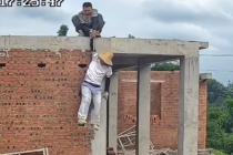 秒反应！工人坠落危急时刻被同事抓住手臂