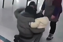 女子追打孩童致手指骨折 家长情绪失控引发关注