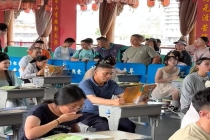 景区回应大爷偷吃大赛上认真看书 重温课堂时光引共鸣