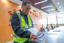 51岁工地大叔9年考13证 月薪过万 励志故事感动无数人