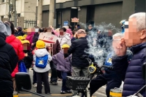 中学生一出校门就点上烟了 校园门口的“游烟”争议