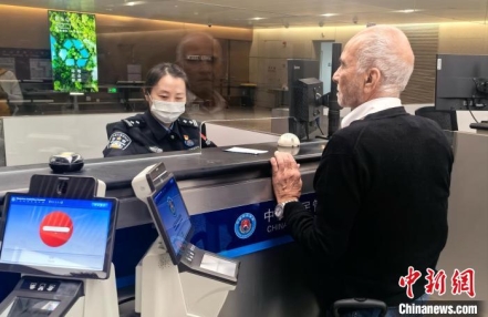 上海:虹桥机场迎来首位240小时过境免签旅客 新政助力高水平开放发展
上海:虹桥机场迎来首位240小时过境免签旅客 新政助力高水平开放发展