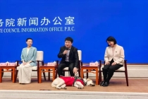 国新办发布厅首次迎来导盲犬 视障者出行无障碍迈出新步伐