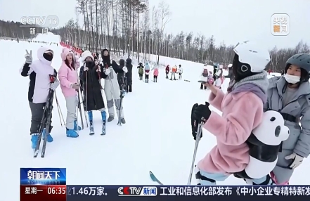 
                    我国冰雪产业市场规模预计明年突破1万亿元！这个冬天你滑雪了吗？
               
