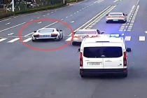 奥迪R8跑车在警车面前逆行“炸街” 驾驶员接受处罚并承诺守法