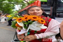 雨夜被捡的弃婴高考完跪谢养母 感人瞬间温暖人心