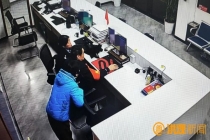 12万现金被误扔 民警找回 90分钟高效寻回