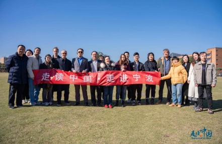 
                    外国记者沉浸式走访宁波大学 探秘东海青蟹如何住到新疆
               