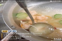 女子餐厅锅底吃出口罩带 赔偿争议升级