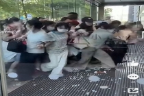 张凌赫线下活动粉丝挤爆玻璃 疯狂追星引发安全担忧