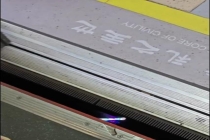 一女子手机不慎掉入地铁轨道 执意翻下轨道捡手机