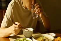 边吃饭边喝水的人胃可能已经受伤了 干湿分离更养胃